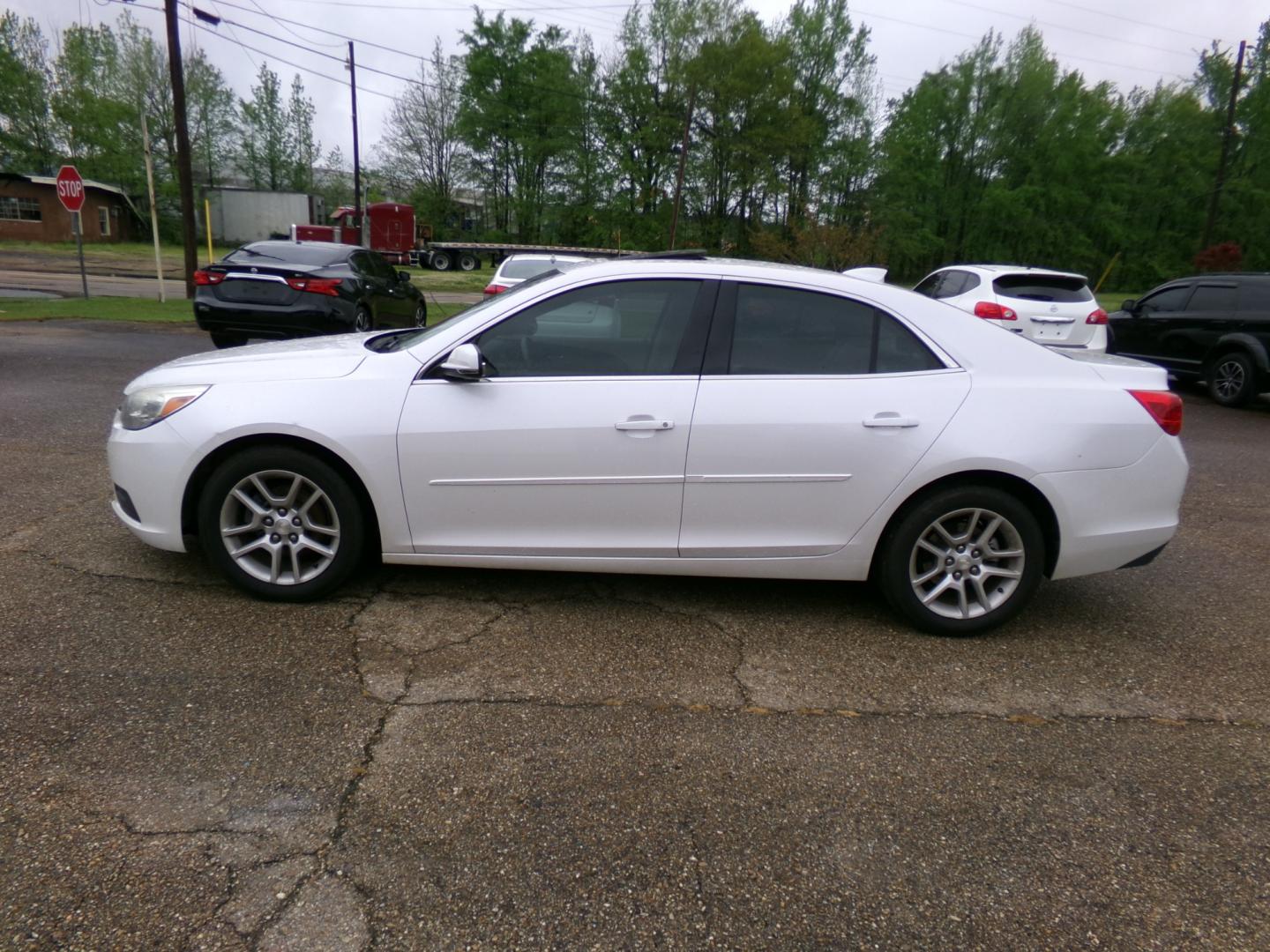 2015 White /Tan Chevrolet Malibu 1LT (1G11C5SL1FF) with an 2.5L L4 DOHC 16V engine, 6-Speed Automatic transmission, located at 401 First NE, Bearden, AR, 71720, (870) 687-3414, 33.726528, -92.611519 - Photo#1